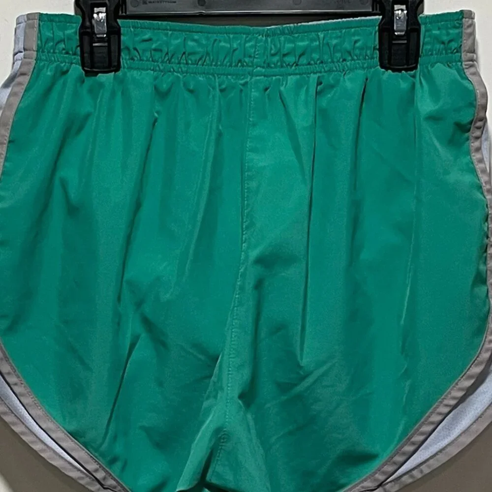 Love this color! Nike Tempo Womens Sz S 3